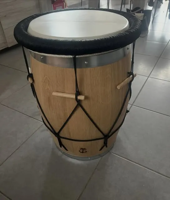 Ka boula avec peau tendue, cordage noir et chevilles en bois