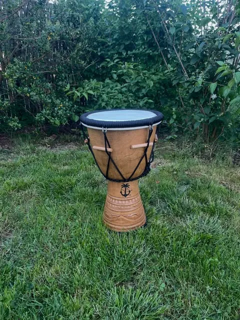 Ka sur pied sculpté, logo ancre gravé