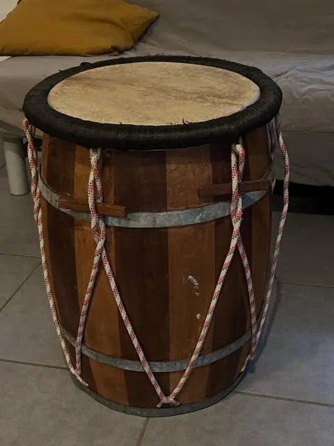 Ka ancien rénové, bois foncé et cordage tressé