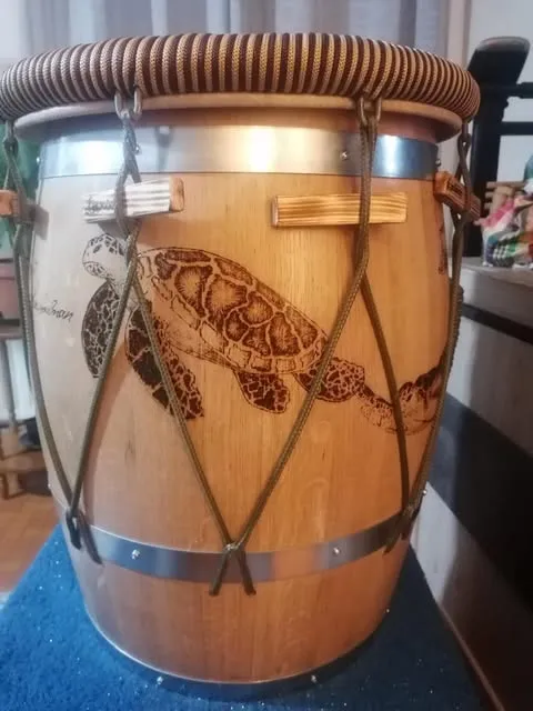 Détail d'une tortue de mer pyrogravée sur un fût de ka