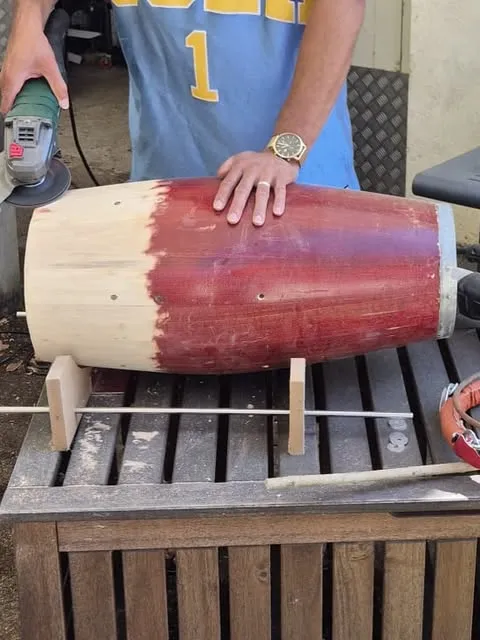 Conga rouge en cours de transformation en makè à l'atelier